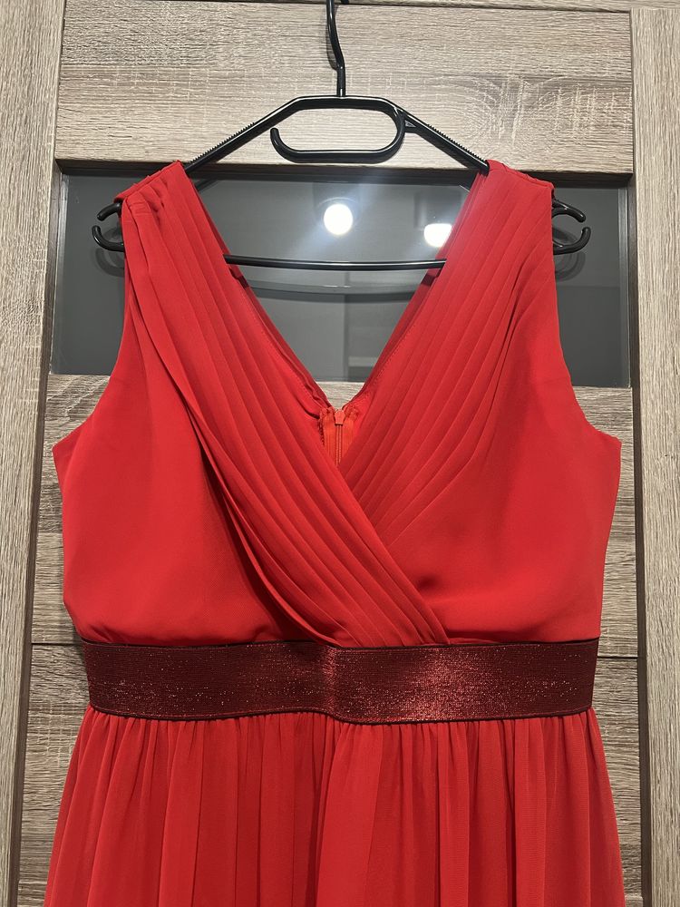 Elegancka czerwona sukienka