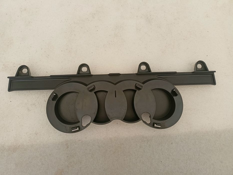 Audi Q8 4M8 wzmocnienie grilla atrapy mocowanie znaczku uchwyt na logo