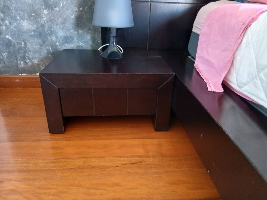 Cama de casal com mesas de cabeceira