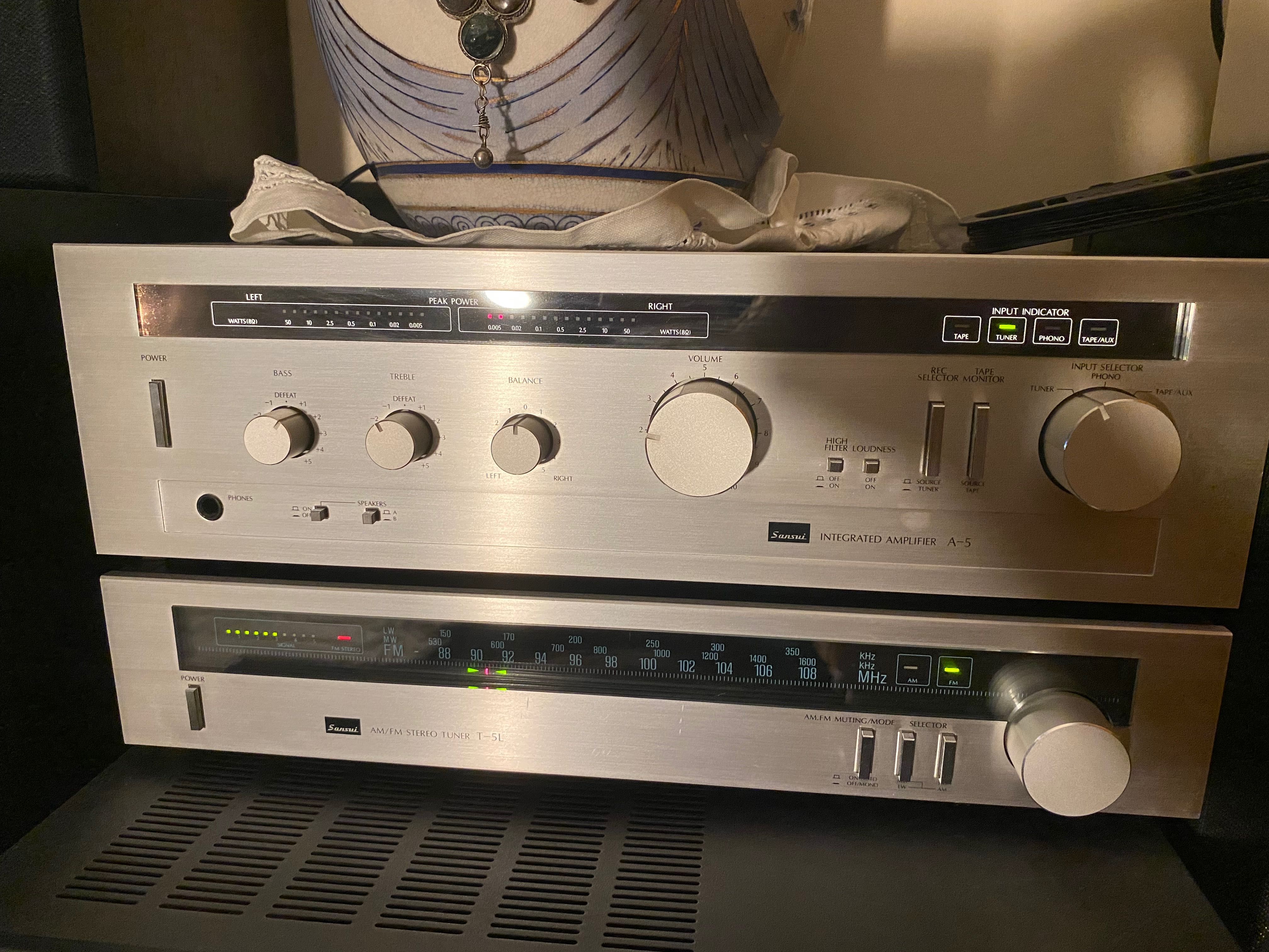 Amplificador, radio e duas colunas Sansui irrepreensível