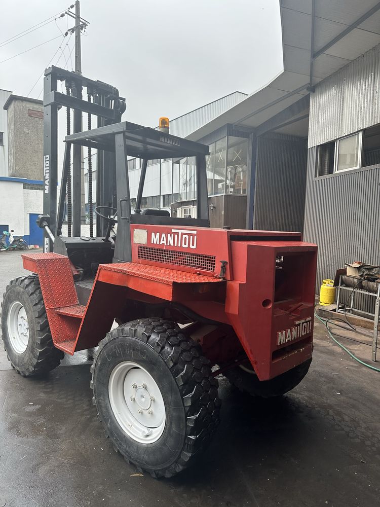 Manitou de 3000 kgrs 4x4 com garfos etriplex eleva a 8 metros