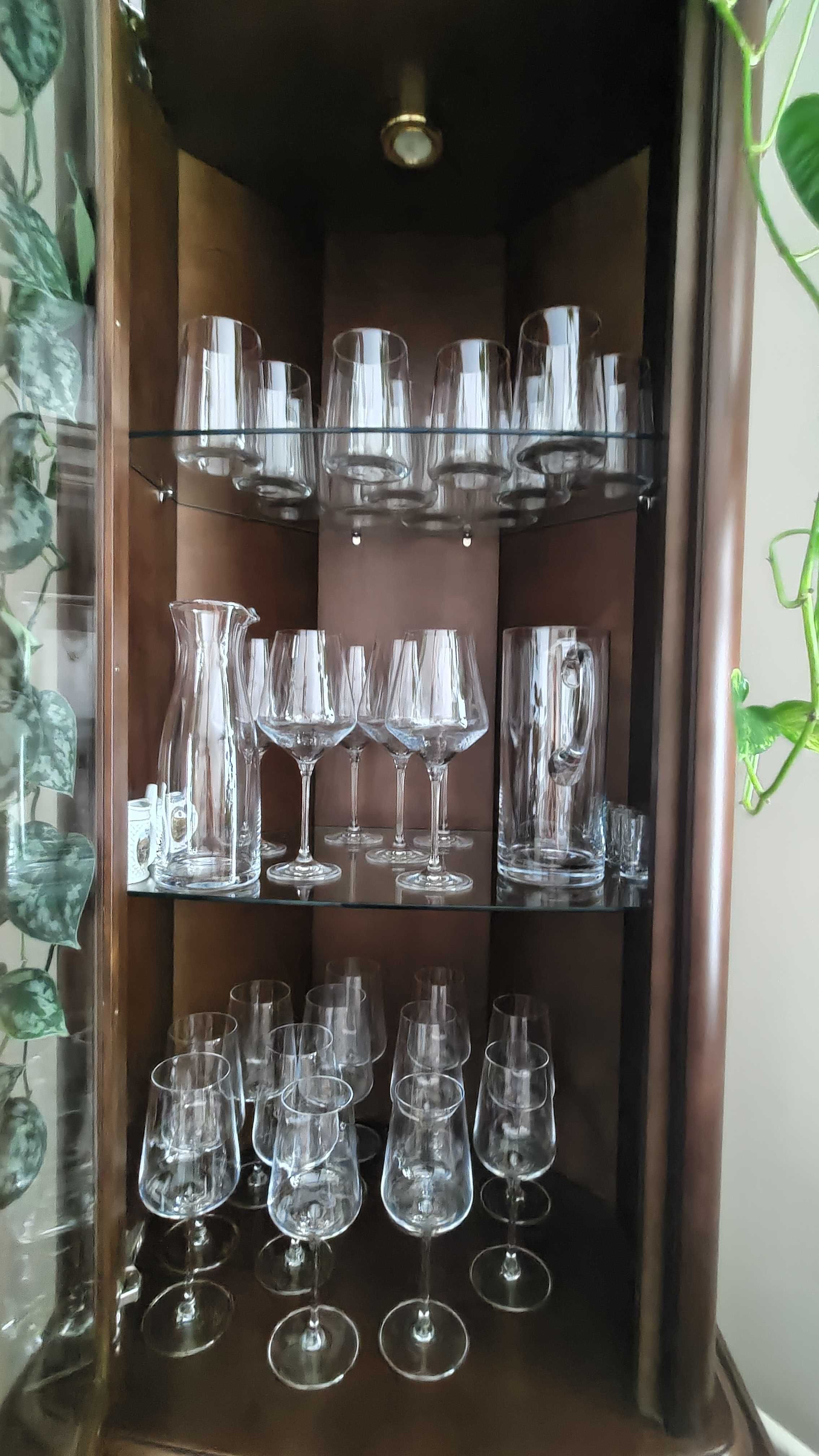 Elegancki kredens (wystawka), podświetlony