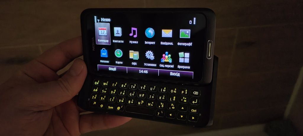 Nokia E7 16GB          .