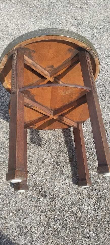 Stary drewniany stolik z mosiężnym blatem