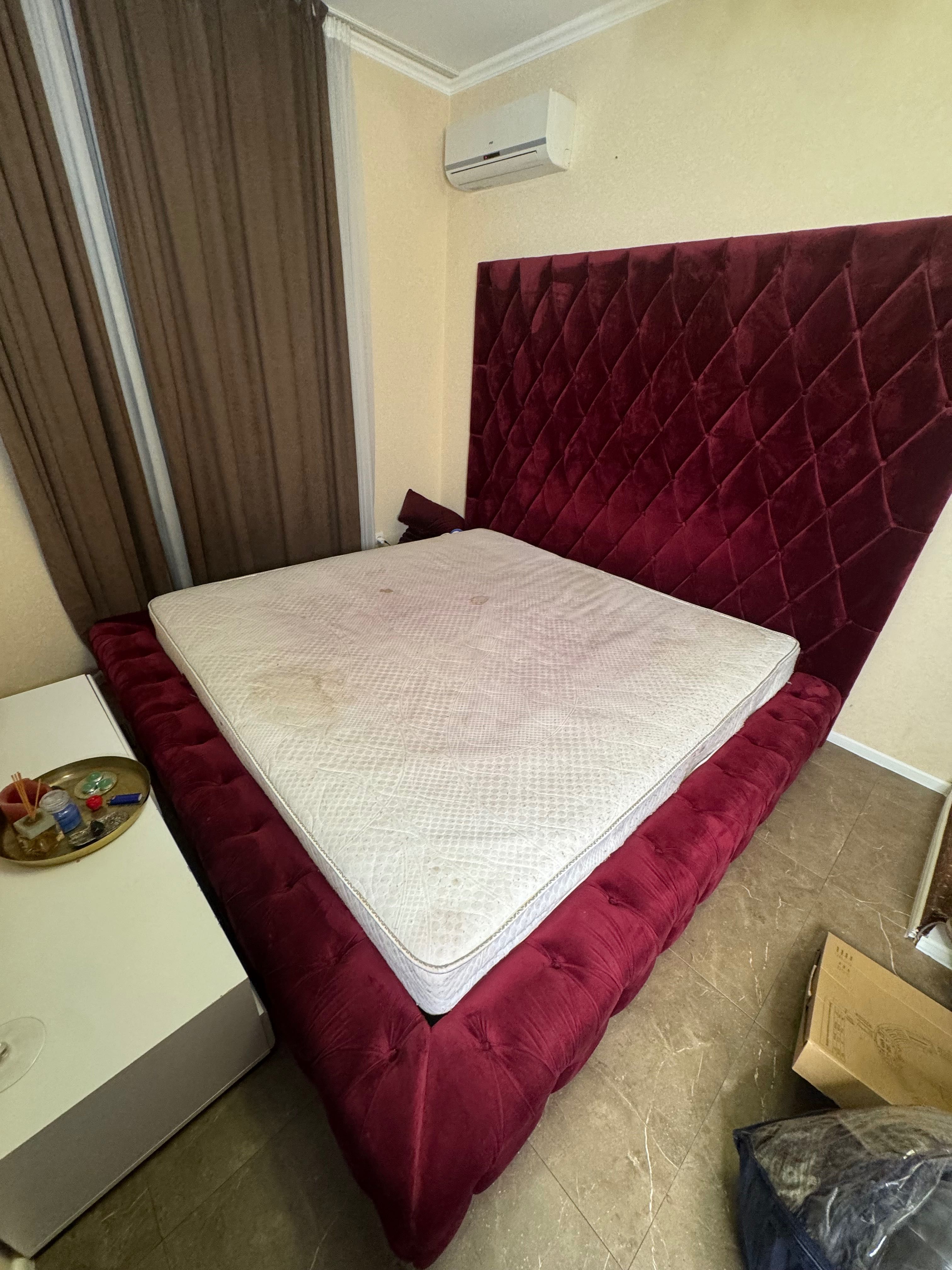 Продам стильну кровать  вже з матрасом .
