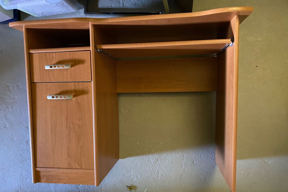 Biurko z szafką, szufladą i wysuwaną półką na klawiaturę