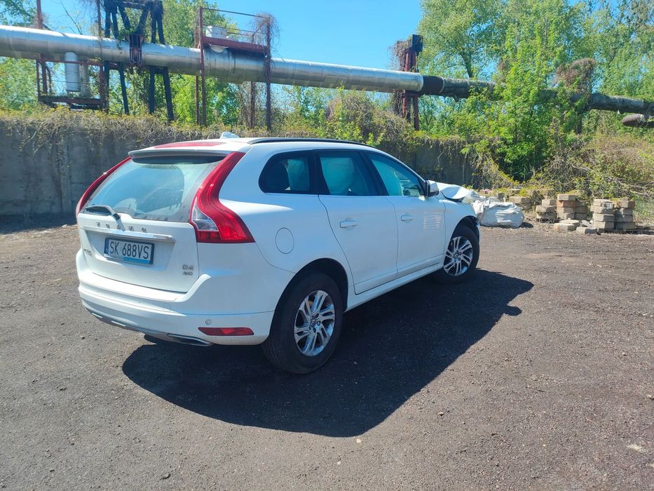 Volvo XC 60 VOLVO XC 60 D4 AWD Momentum 2.4L diesel FVAT23% - uszkodzony, jeździ
