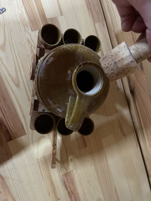 Візок з глечиком і рюмками і матрьошки