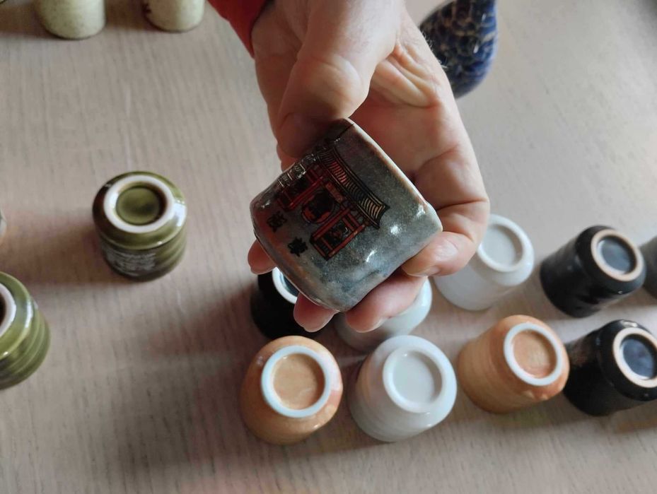 Conjunto de 24 copos de saquê  + 10 garrafas saquê cerâmica japonesa.