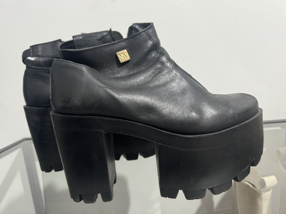 Botas NY Pretas com fecho