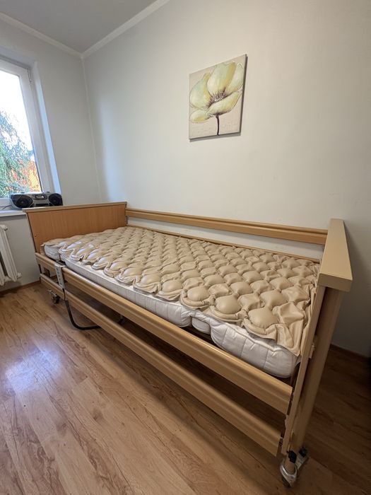 Łóżko rehabilitacyjne z materacem przeciwodleżynowym