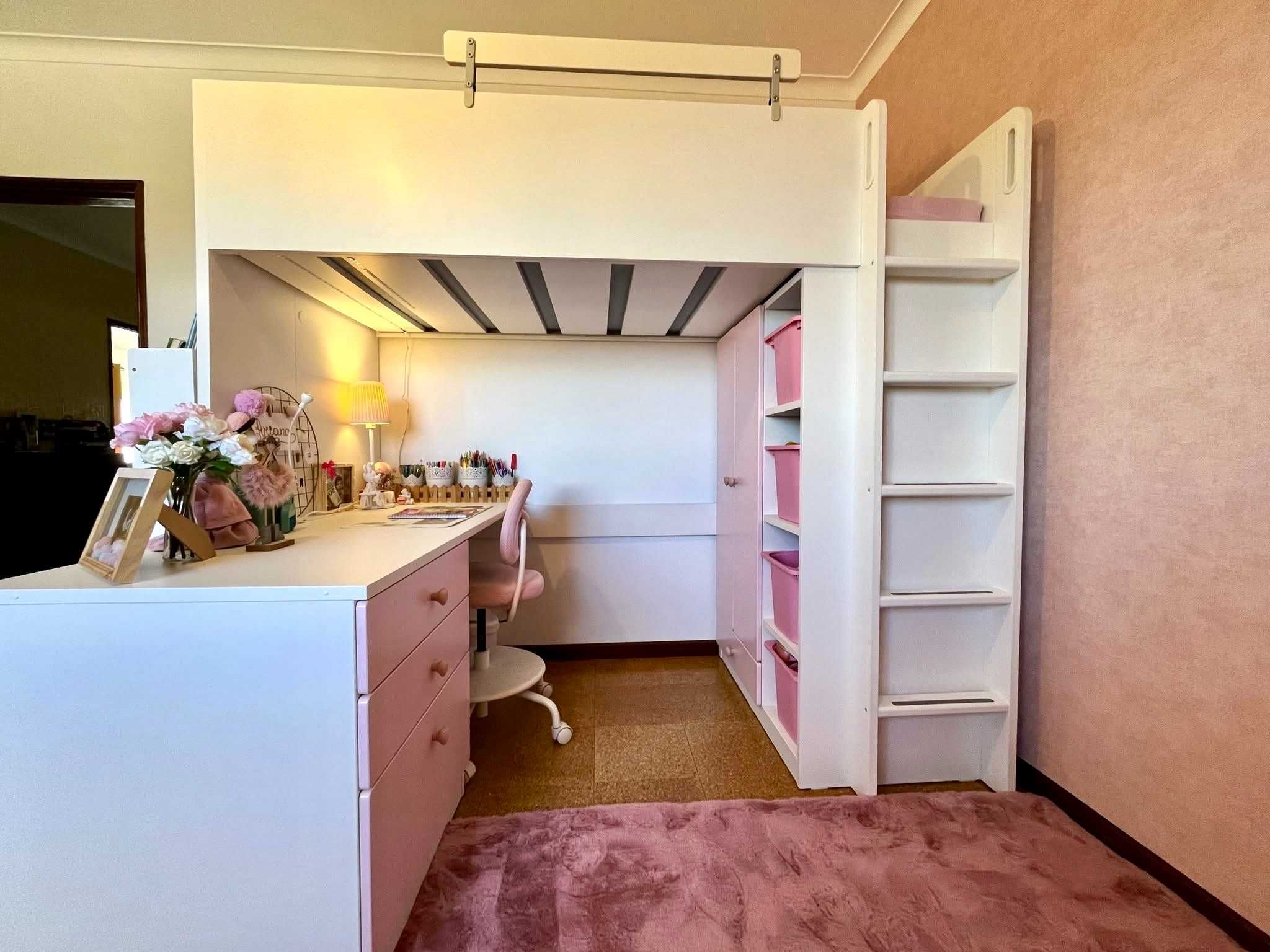 Quarto/ Estúdio c/ Cama Alta, Secretária e Roupeiro SMASTAD, como Nova