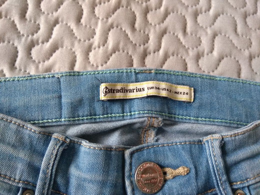 Spodnie damskie 34, jeansy jasnoniebieskie Stradivarius