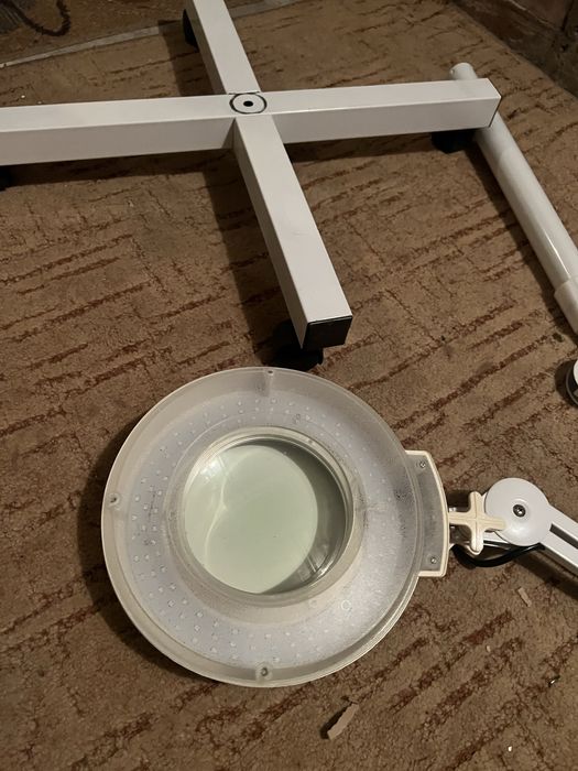 Lampa bezcieniowa z lupa na statywie
