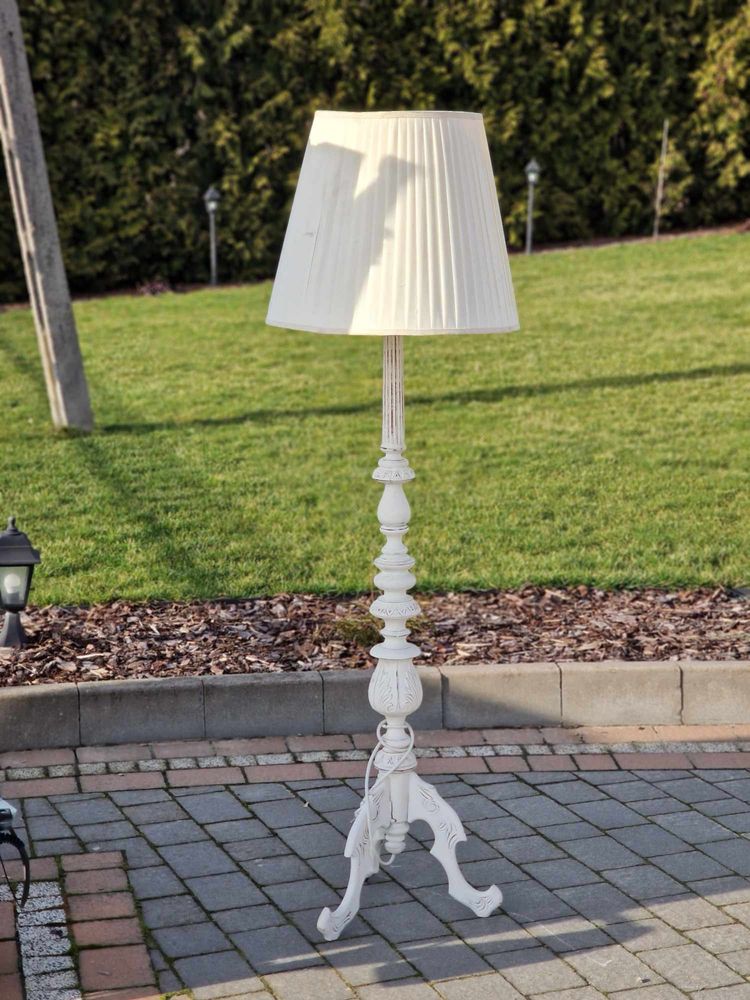 Lampa stojąca drewniana