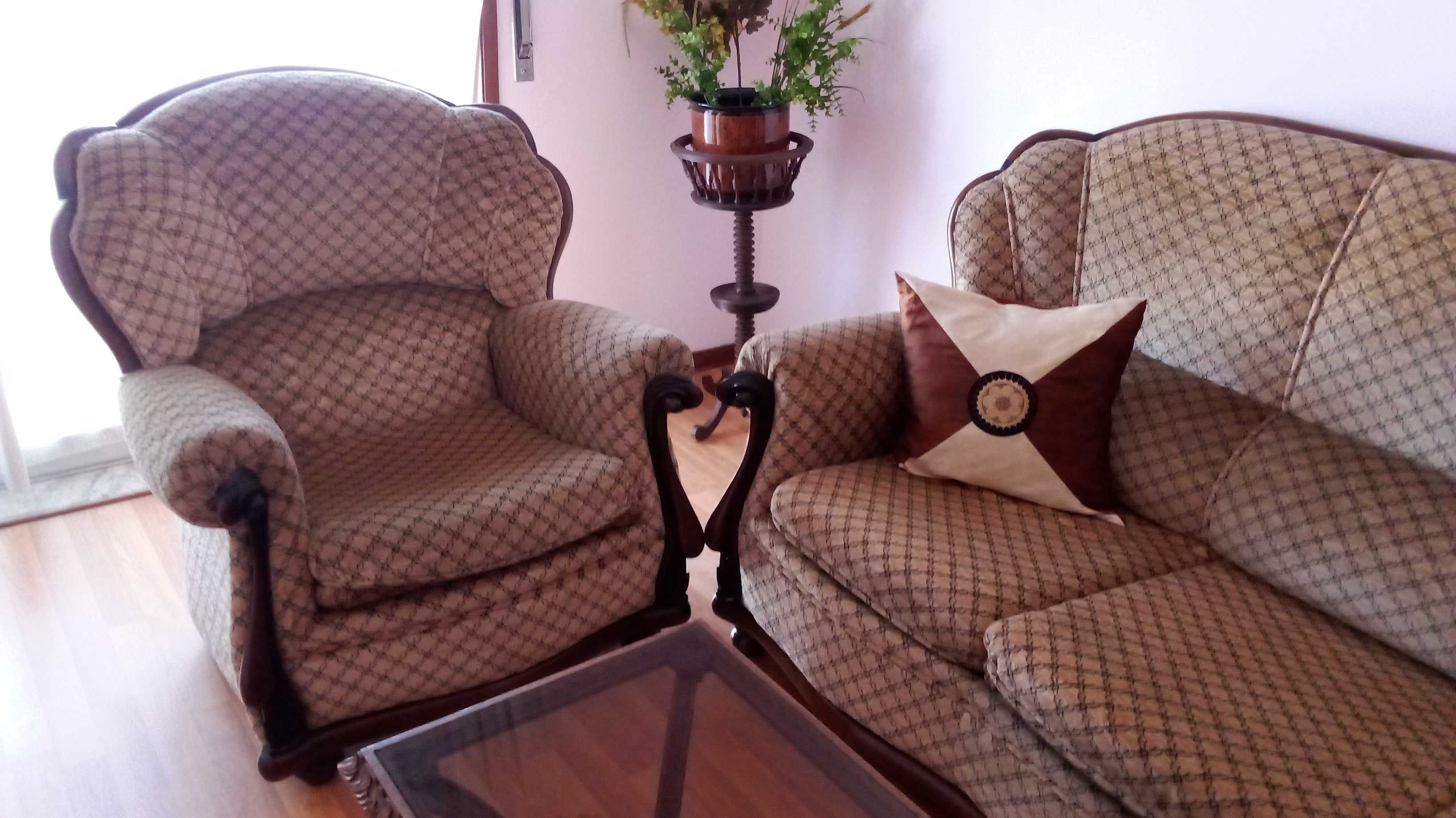 Sofà con 2 poltronas  et mesa