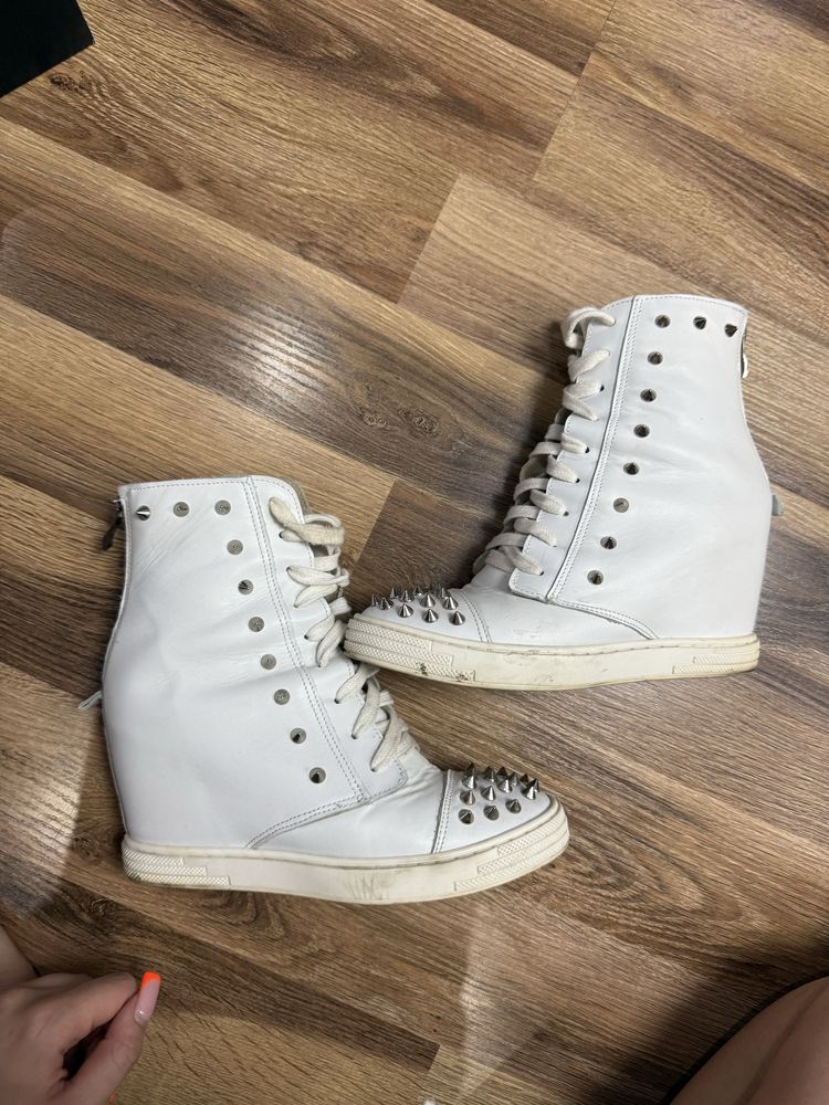 Sneakersy na koturnie z cwiekami booci 38
