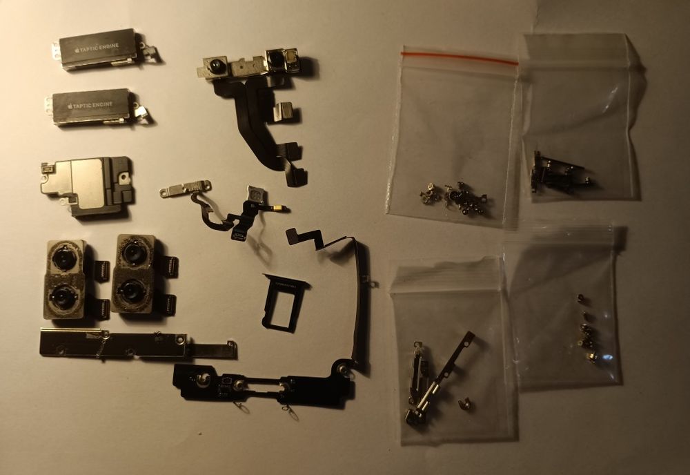 Запчастини iPhone SE2020/X/XS/12