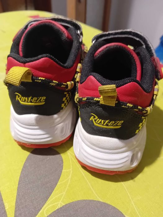 buty dziecięce 27 sportowe na wiosnę świecące zygzak mcqueen czerwone