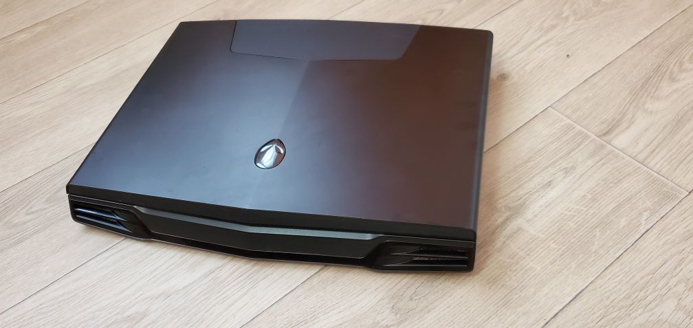 Якісний  ноутук Dell Alienware 17 екран