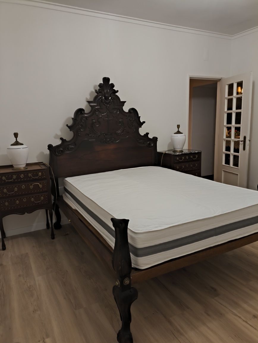 Cama antiga em madeira nobre