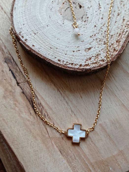 Naszyjnik na łańcuszku z krzyżykiem z masy perłowej