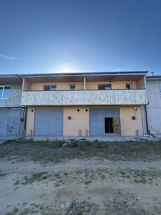 Двох поверхові гаражі з балконами