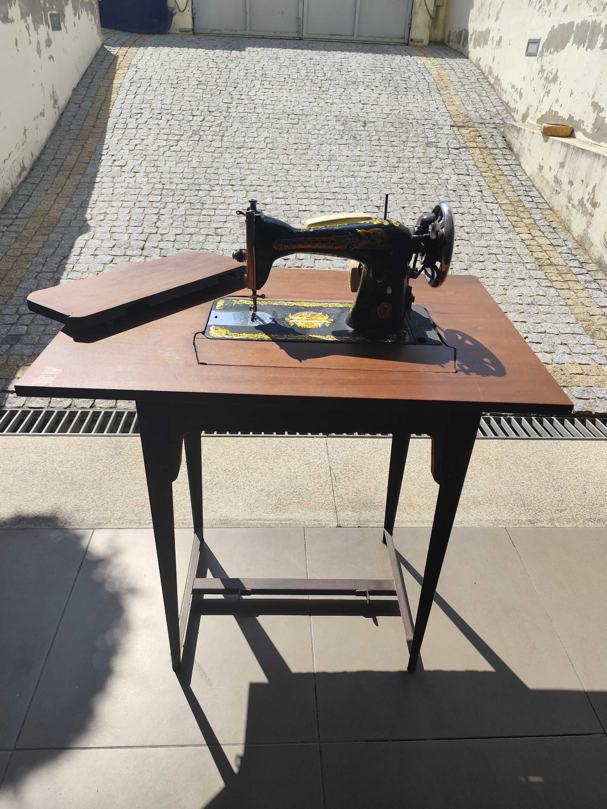 Máquina de Costura Singer