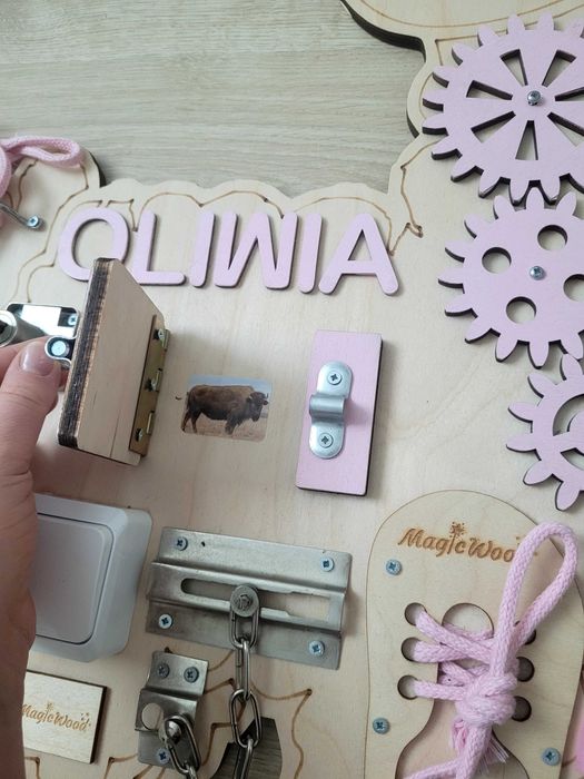 Tablica manipulacyjna z imieniem magic wood