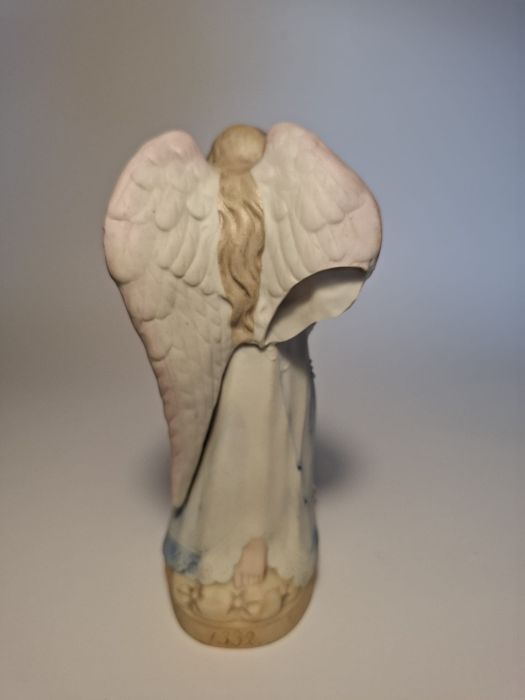 Figurka anioł biskwit