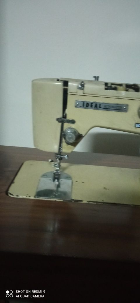 Máquina de costura antiga, com móvel