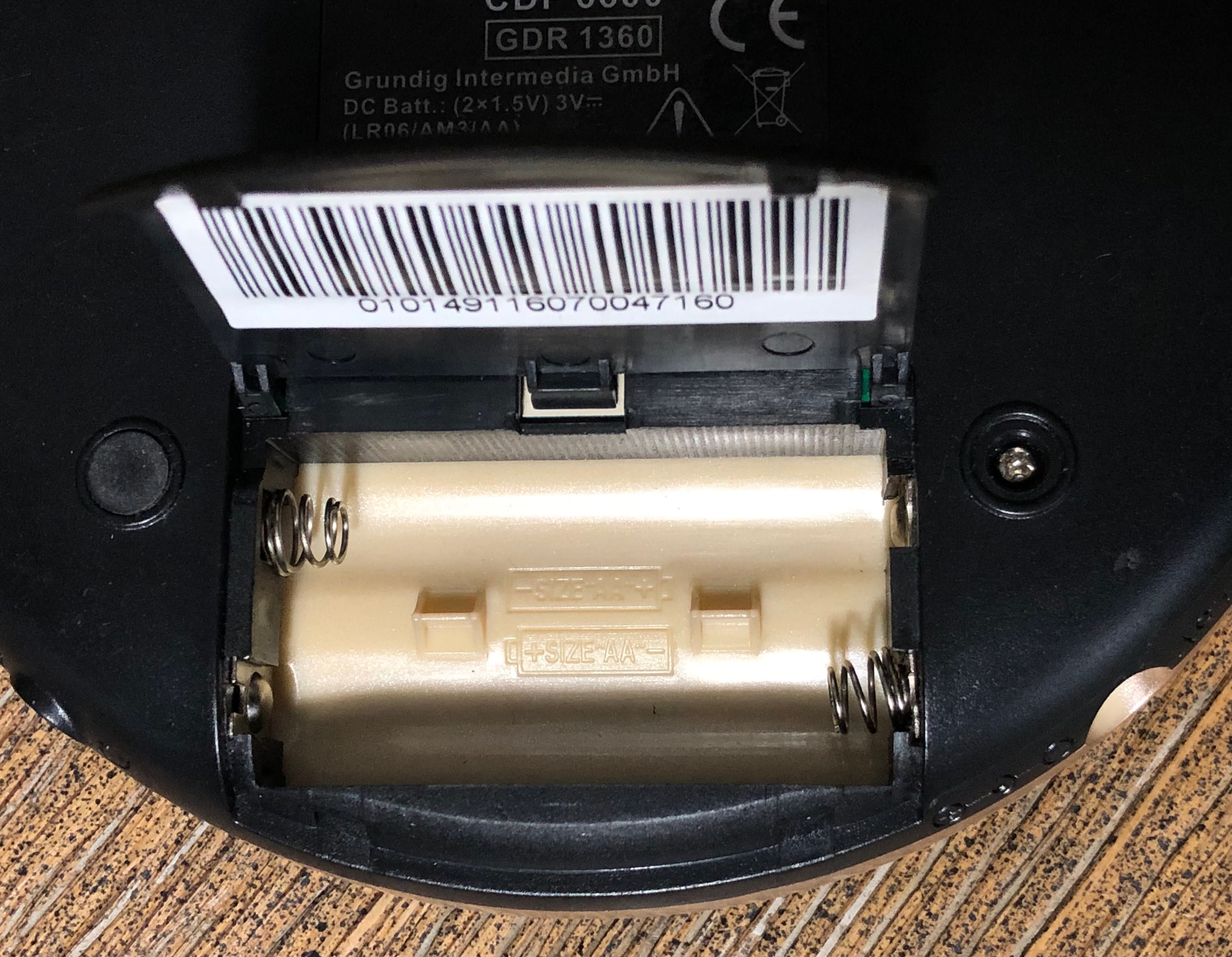 Przenośny odtwarzacz płyt CD Grundig CDP 6600 GDR 1360 Discman retro
