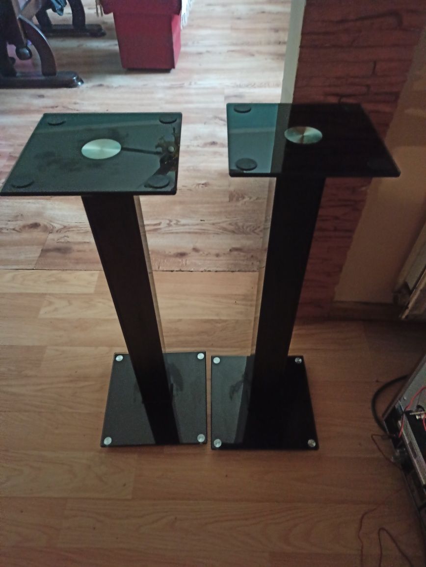 Przedmiotem ogłoszenia są podstawki / standy pod monitory