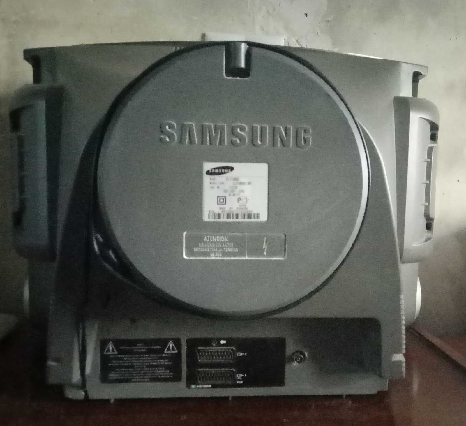 Телевизор Samsung Megabass с плоским экраном 54см диагональ