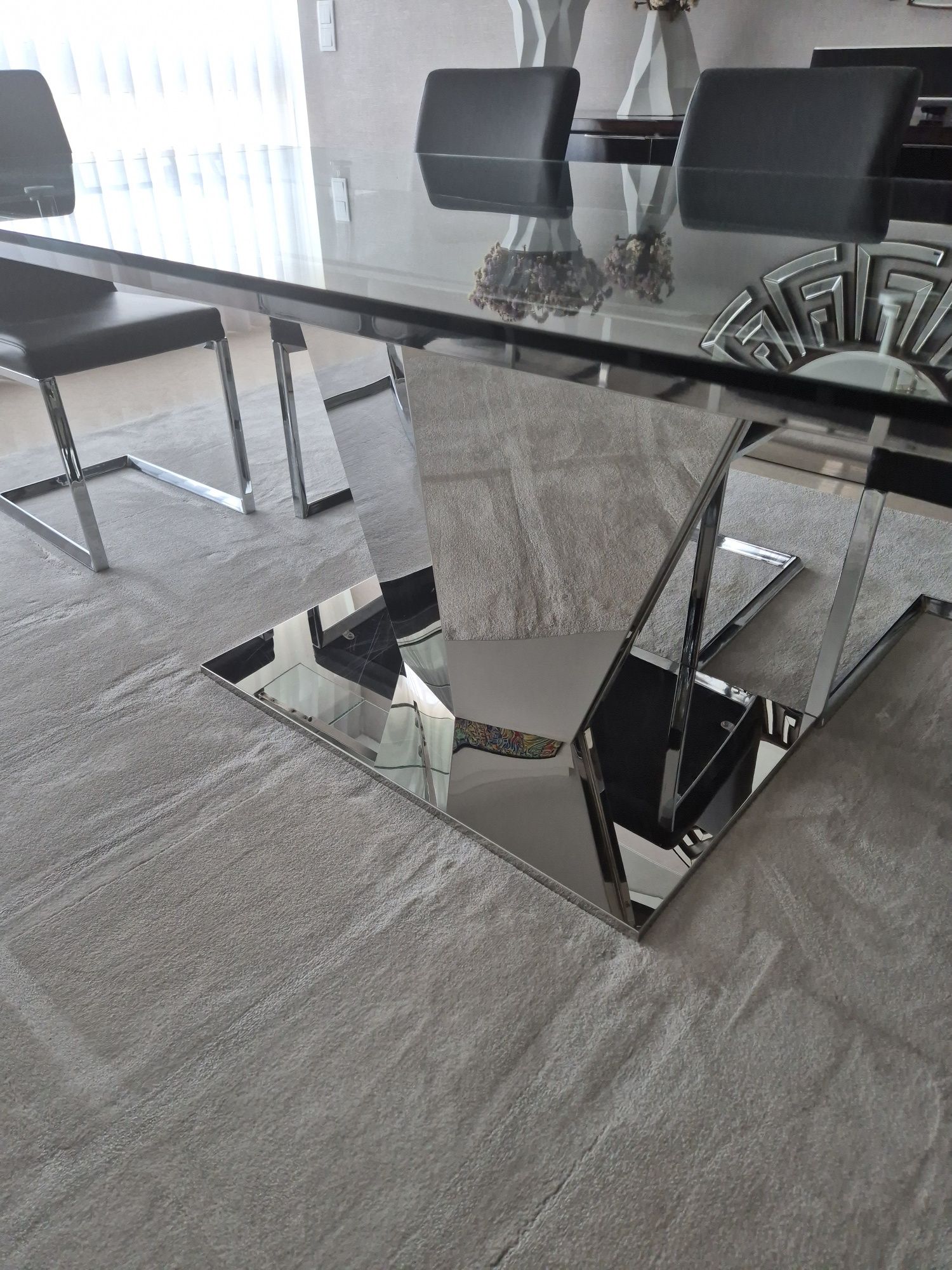 Mesa de jantar em inox e vidro com 8 cadeiras