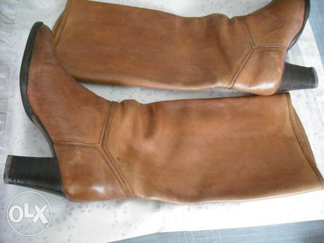 Botas castanhas de cabedal