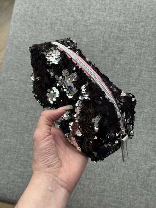Cekinowa kosmetyczka dwukolorowa czarno-srebrna