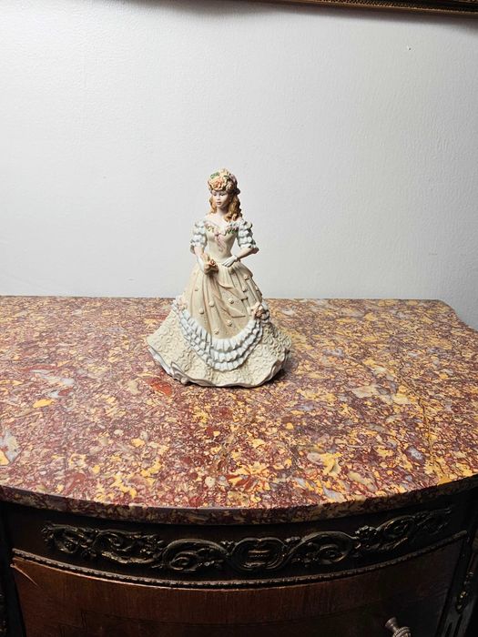 Piękna figurka Porcelana COALPORT "Easter Bonnet" Matowa 21 cm Anglia