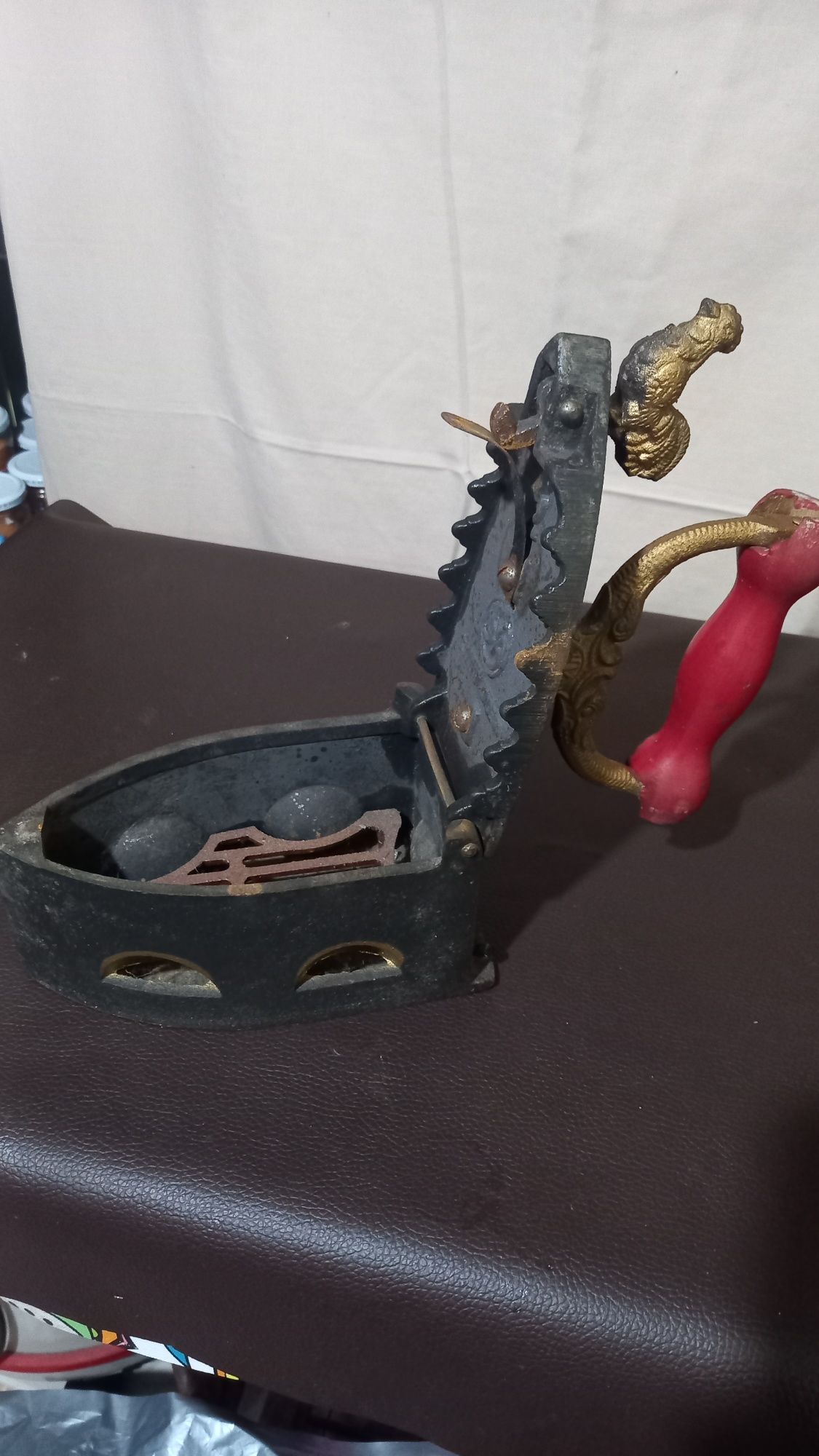 Ferro a carvão antigo com design unico
