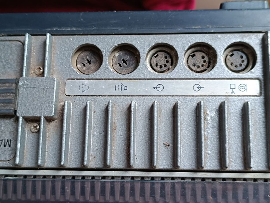 Магнитофон Elfa.