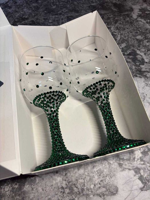 Бокали із зеленими стразами — стильна та яскрава ручна робота