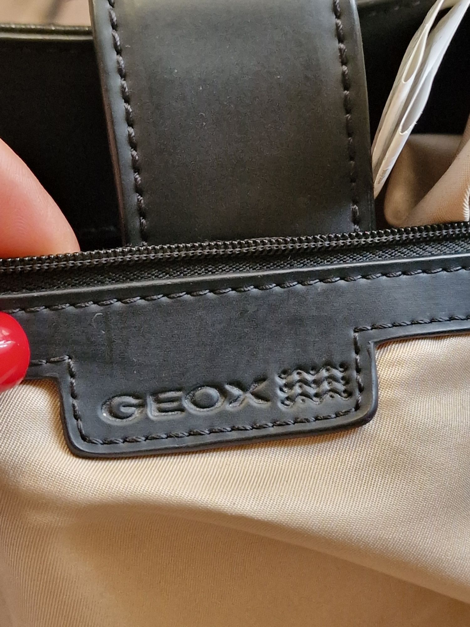 стильна шкіряна сумка geox , оригінал 
гарний стан
можна змінювати фор