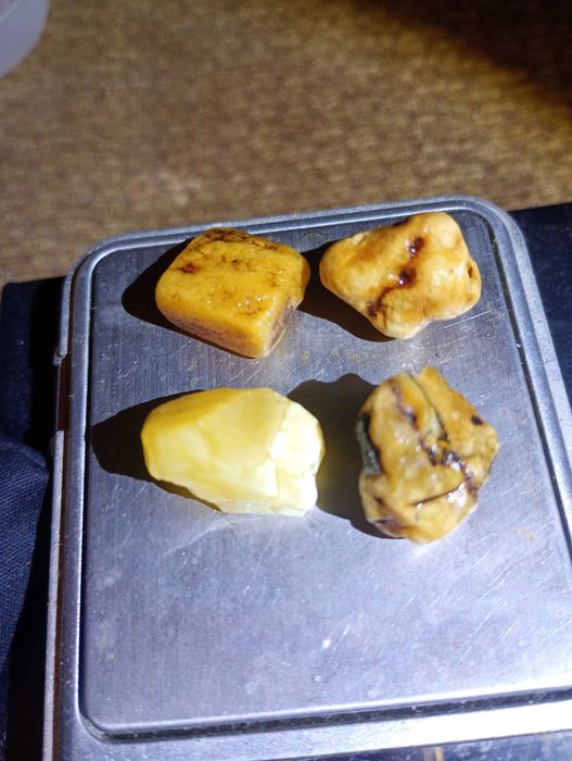 Bursztyn bałtycki surowy 4 szt