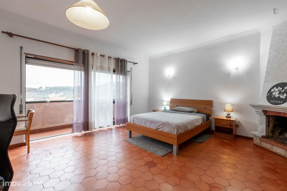 40400 - Quarto com cama de casal, com varanda...