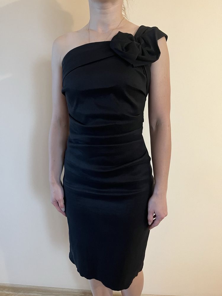Czarna sukienka idealna na wyjątkową okazję