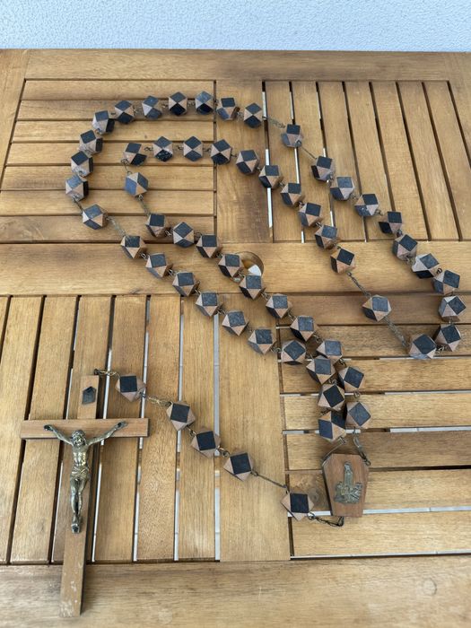 Terço Antigo em Madeira com Cruz e Medalhão - Raro