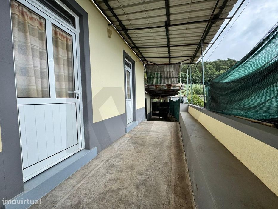 Moradia T2 com 1400  m2 de terreno + Palheiro