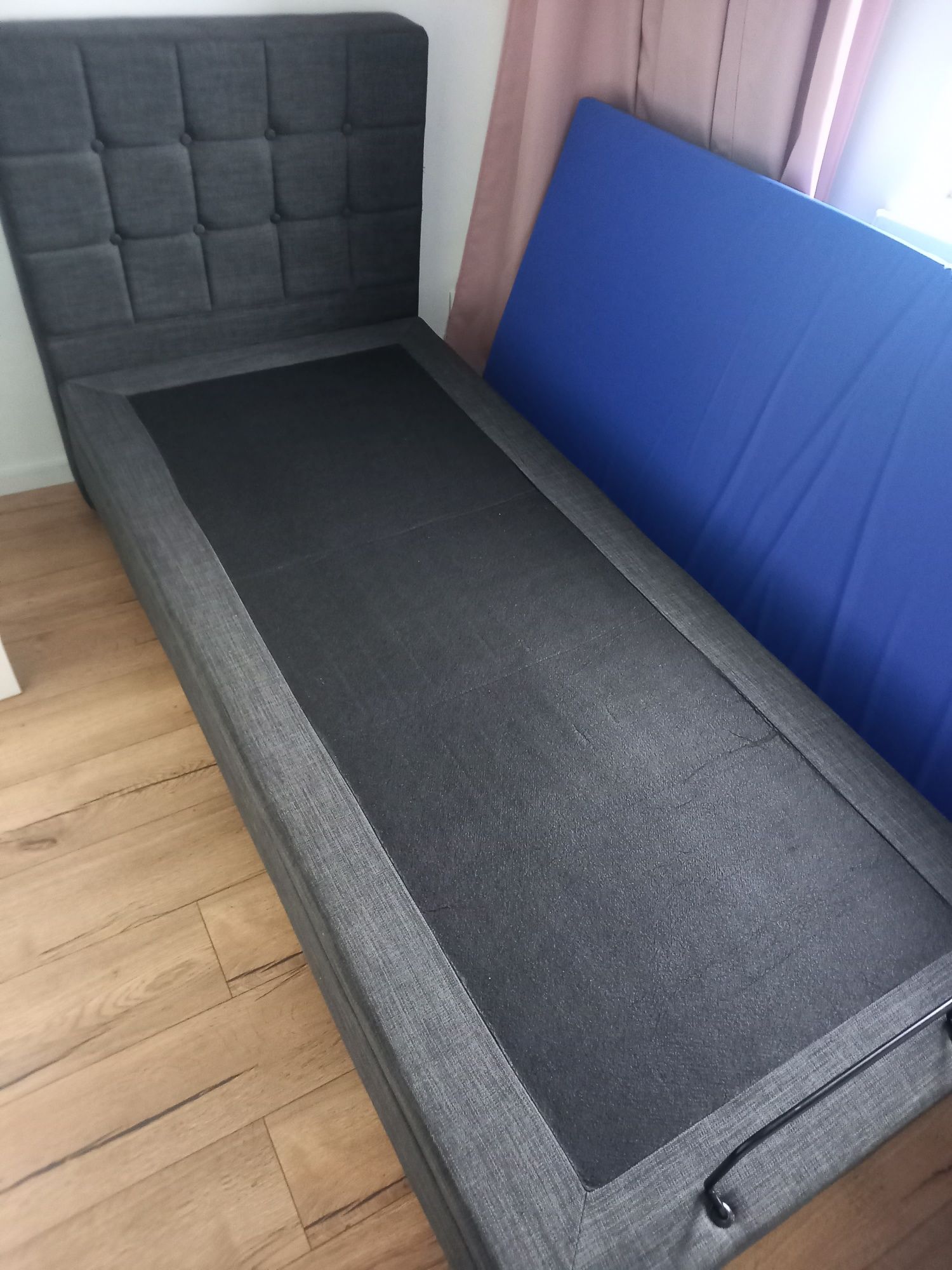 Elektrycznie regulowane łóżko DUKE 90X 200 z pilotem, ciemnoszare.