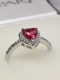 Srebrny pierścionek z wypukłym czerwonym sercem i kryształkami (r. 52)
