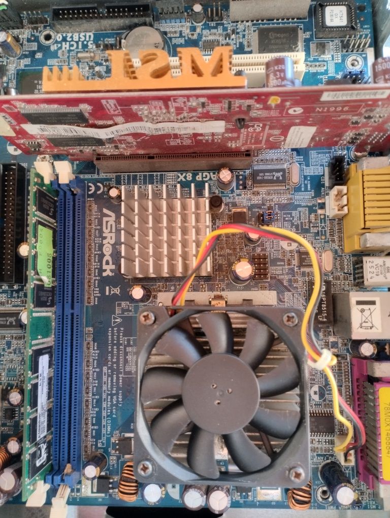 Computador torre antigo usado para peças